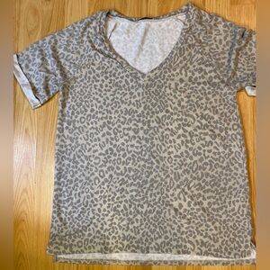 JODIFL Neutral Leopard Print V-Neck Tee - Taupe & Light Gray